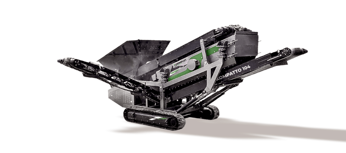 Un crible mobile compact sur chenilles, idéal pour les entreprises qui veulent monter en capacité tout en restant sur une machine facile à déplacer et à intégrer dans une chaîne de concassage–criblage compacte.<br />
Surface de criblage : crible 2 étages, cuve compacte haute performance<br />
Production : jusqu’à environ 90 t/h (selon matériau et maillage)<br />
Alimentation : moteur diesel avec entraînement hydraulique<br />
Usage type : chantiers de recyclage et de démolition, petites plateformes de tri, criblage de gravats, déblais, terre, compost et matériaux inertes en complément de concasseurs et convoyeurs KOMPLET.<br />
